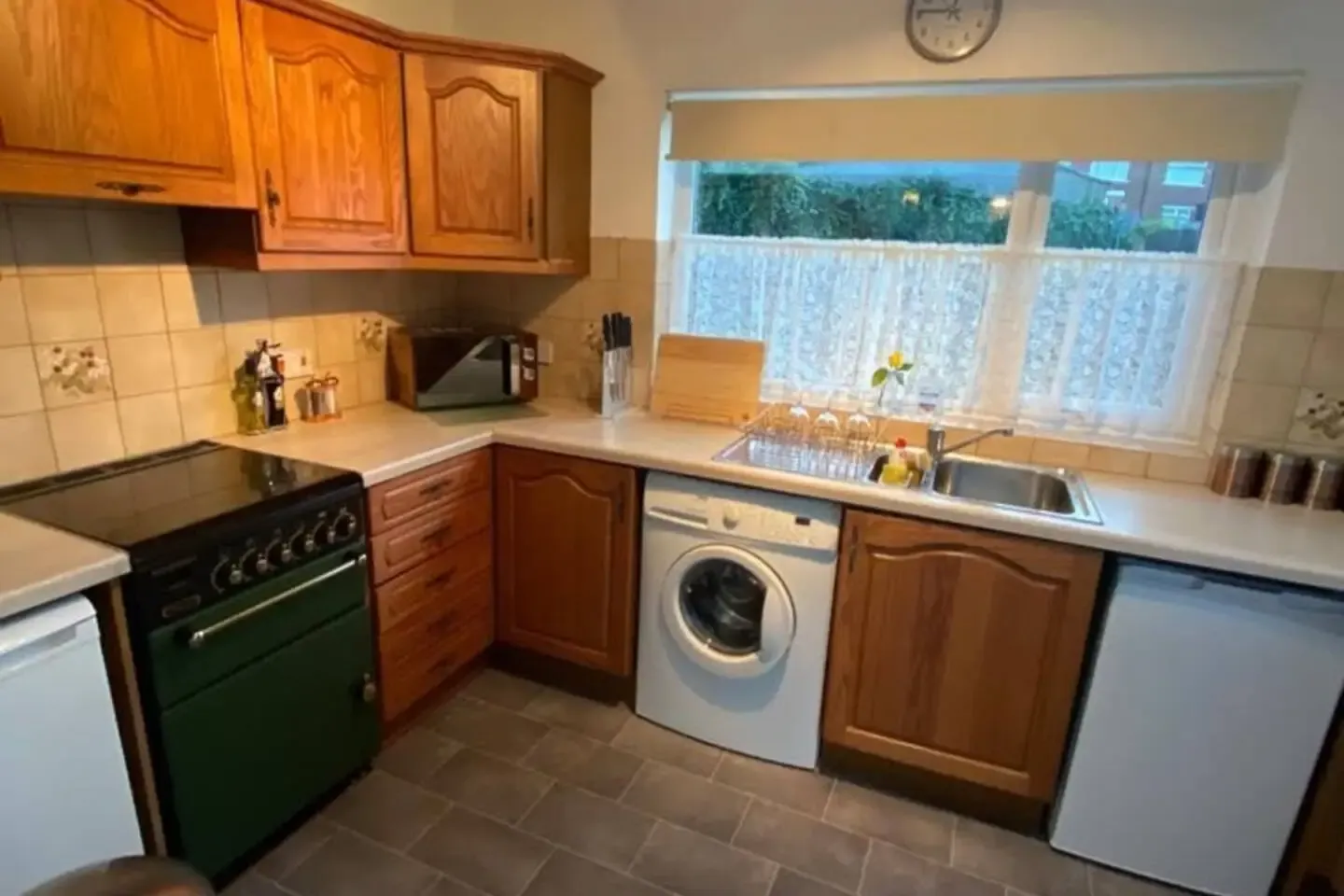 Comfortable 4 Bedroom House in Doncaster in 1 Lilac Crescent, DN12 1NH - Property image 9 - VivreStays