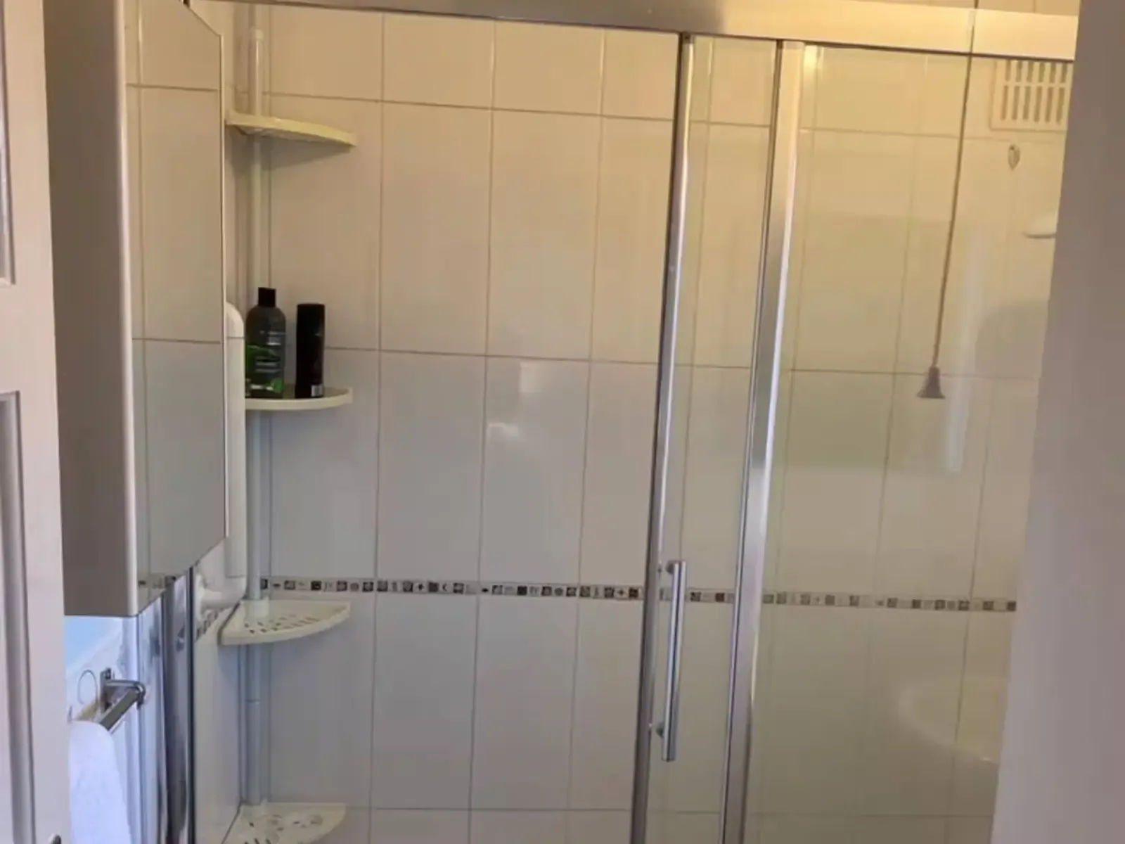 Comfortable 4 Bedroom House in Doncaster in 1 Lilac Crescent, DN12 1NH - Property image 13 - VivreStays