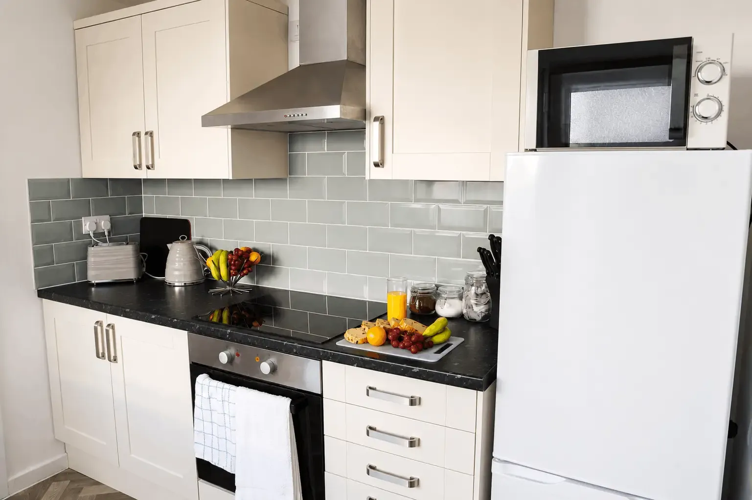 Spacious 3 BR House |6 Guest | Free Parking | Garden in DN12 1AS, Doncaster, South Yorkshire, England, United Kingdom - Property image 2 - VivreStays