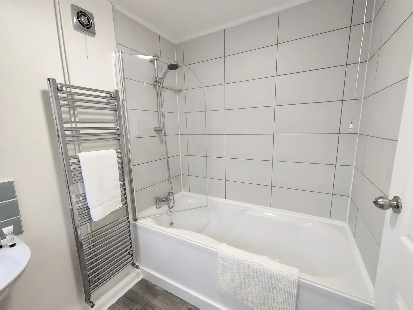 Spacious 3 BR House |6 Guest | Free Parking | Garden in DN12 1AS, Doncaster, South Yorkshire, England, United Kingdom - Property image 6 - VivreStays