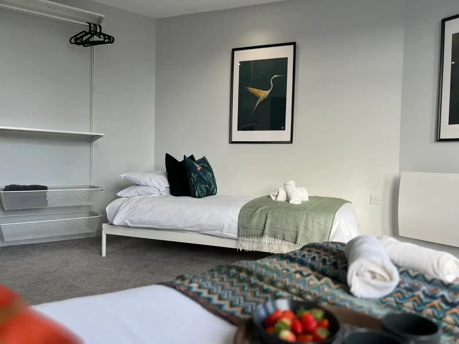 View The Aviary Lower · Spacious 3 Bedroom Apartment in Westbourne, Bournemouth · Sleeps 10 in 40 Poole Road, Bournemouth, BH4 9DW, United Kingdom The Aviary Lower · Spacious 3 Bedroom Apartment in Westbourne, Bournemouth · Sleeps 10 in 40 Poole Road, Bournemouth, BH4 9DW, United Kingdom - Property image 8 - VivreStays