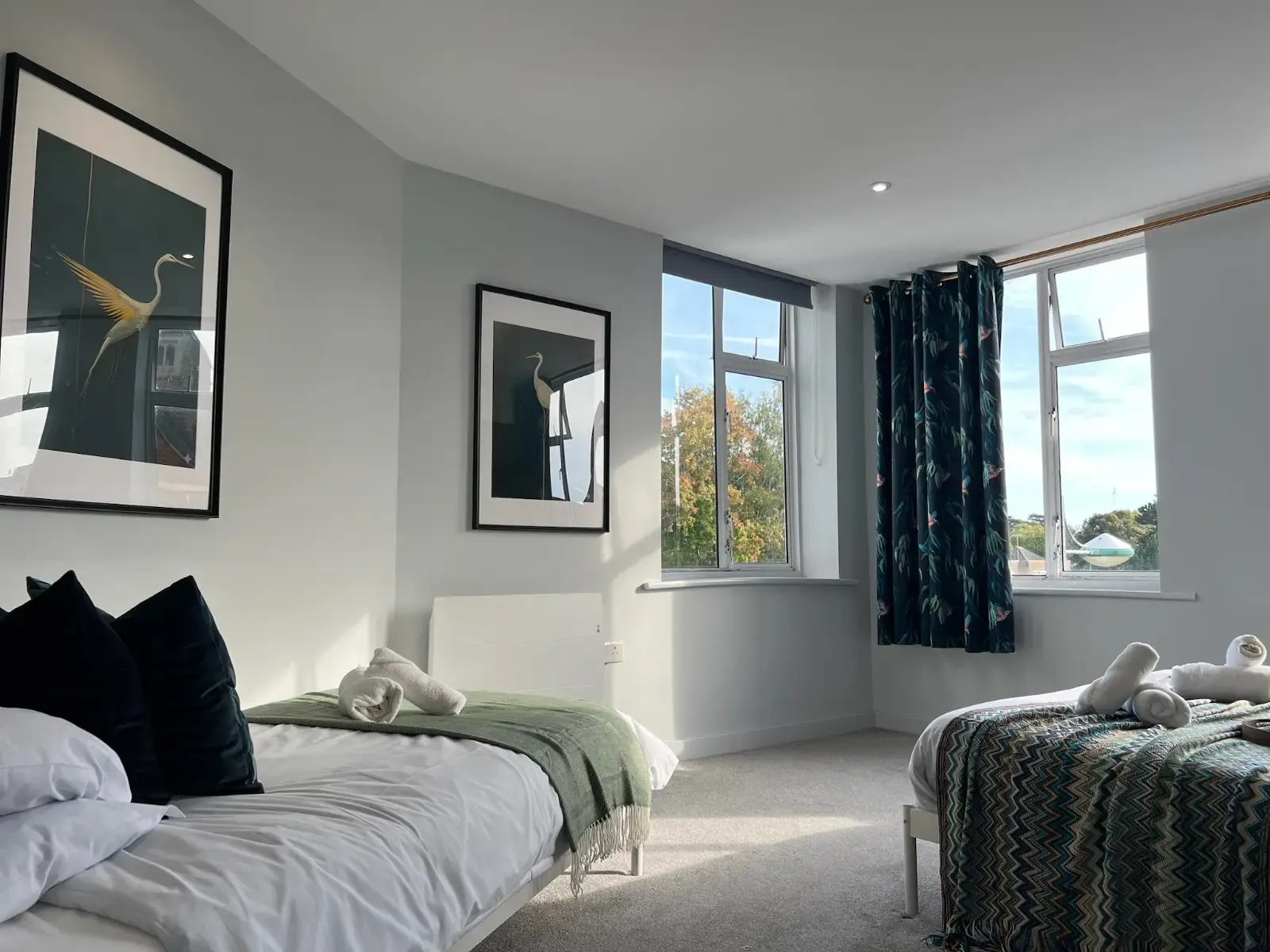 View The Aviary Lower · Spacious 3 Bedroom Apartment in Westbourne, Bournemouth · Sleeps 10 in 40 Poole Road, Bournemouth, BH4 9DW, United Kingdom The Aviary Lower · Spacious 3 Bedroom Apartment in Westbourne, Bournemouth · Sleeps 10 in 40 Poole Road, Bournemouth, BH4 9DW, United Kingdom - Property image 7 - VivreStays