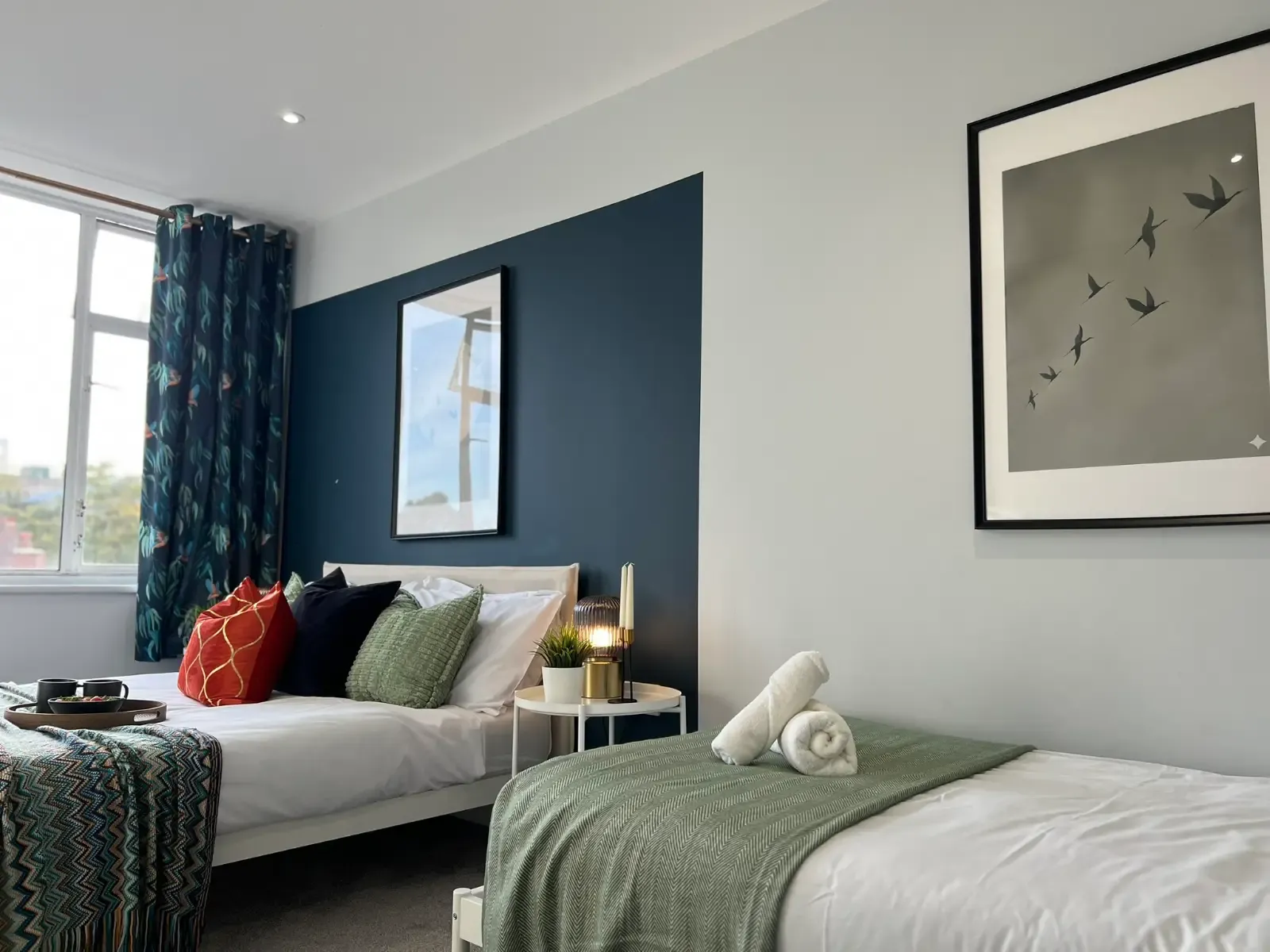 View The Aviary Lower · Spacious 3 Bedroom Apartment in Westbourne, Bournemouth · Sleeps 10 in 40 Poole Road, Bournemouth, BH4 9DW, United Kingdom The Aviary Lower · Spacious 3 Bedroom Apartment in Westbourne, Bournemouth · Sleeps 10 in 40 Poole Road, Bournemouth, BH4 9DW, United Kingdom - Property image 10 - VivreStays