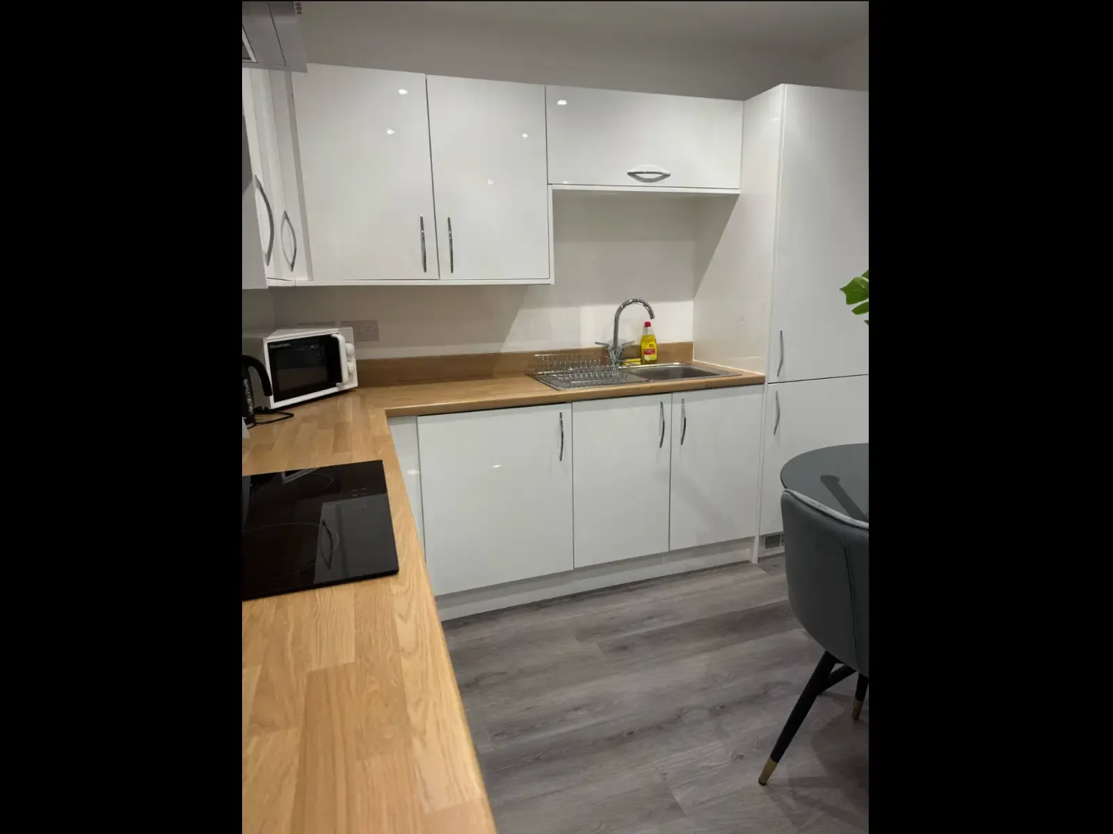 View Modern 1-Bedroom Apartment in Hull – Sleeps 4 in 45 Percy Street, HU2 8BU Modern 1-Bedroom Apartment in Hull – Sleeps 4 in 45 Percy Street, HU2 8BU - Property image 4 - VivreStays