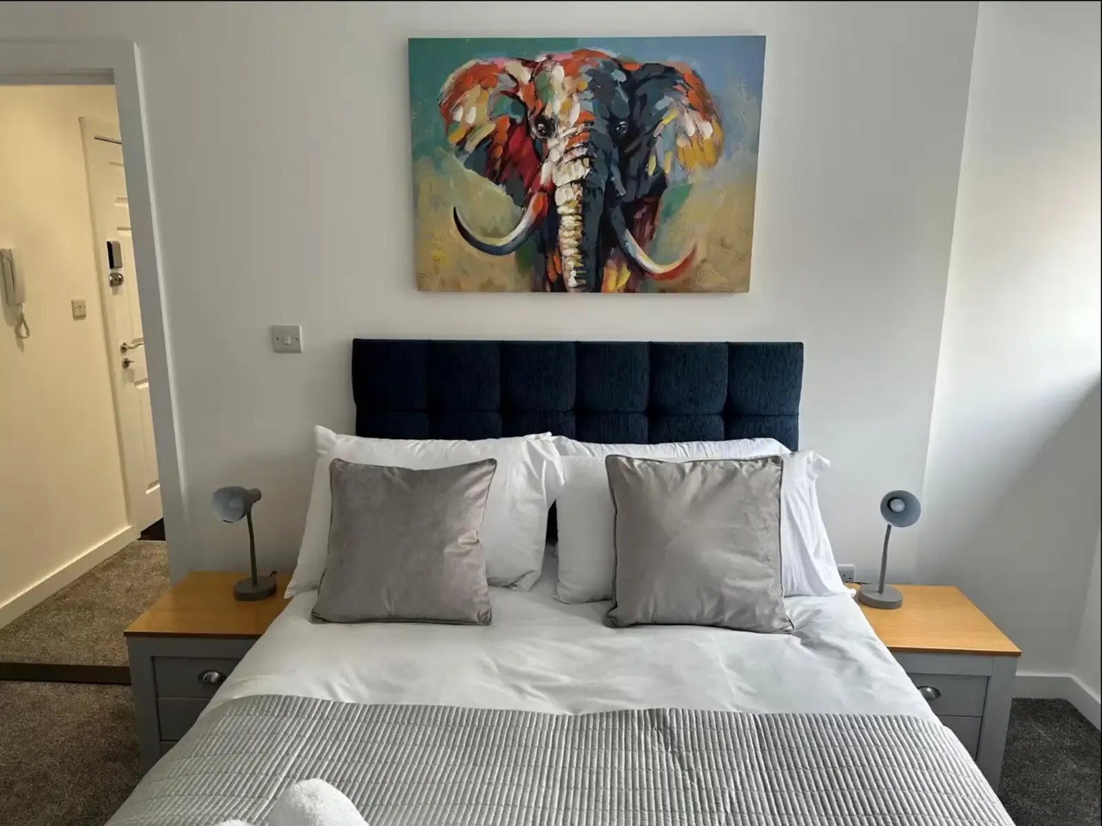 View Modern 1-Bedroom Apartment in Hull – Sleeps 4 in 45 Percy Street, HU2 8BU Modern 1-Bedroom Apartment in Hull – Sleeps 4 in 45 Percy Street, HU2 8BU - Serviced apartment interior and amenities - VivreStays