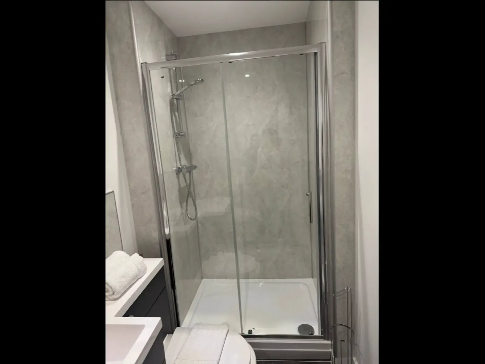 View Modern 1-Bedroom Apartment in Hull – Sleeps 4 in 45 Percy Street, HU2 8BU Modern 1-Bedroom Apartment in Hull – Sleeps 4 in 45 Percy Street, HU2 8BU - Property image 7 - VivreStays