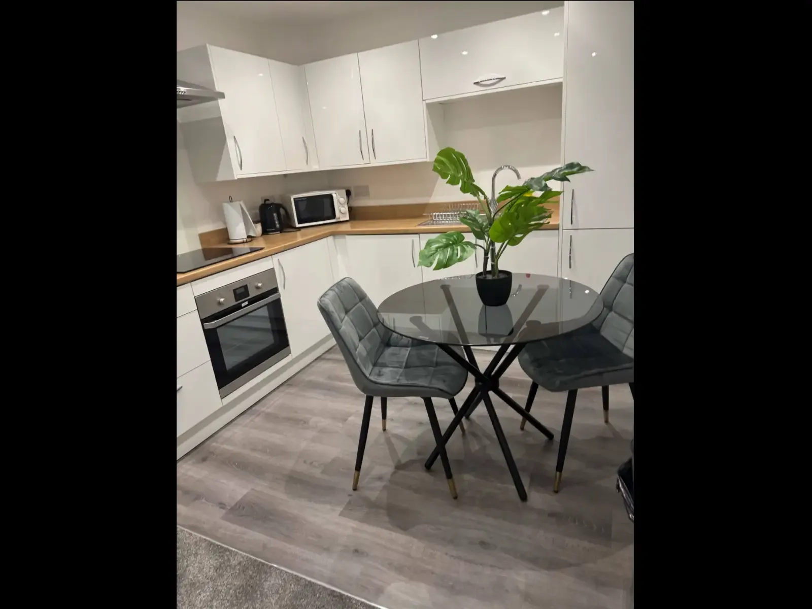 View Modern 1-Bedroom Apartment in Hull – Sleeps 4 in 45 Percy Street, HU2 8BU Modern 1-Bedroom Apartment in Hull – Sleeps 4 in 45 Percy Street, HU2 8BU - Property image 5 - VivreStays