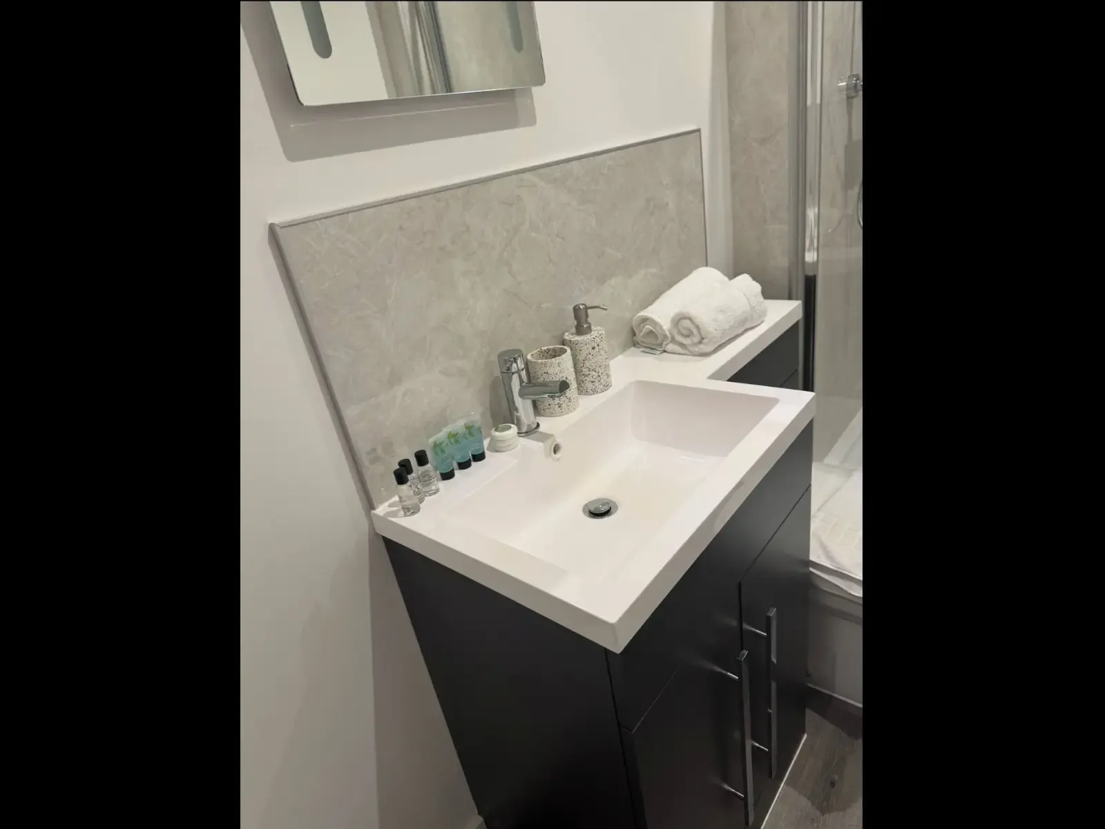 View Modern 1-Bedroom Apartment in Hull – Sleeps 4 in 45 Percy Street, HU2 8BU Modern 1-Bedroom Apartment in Hull – Sleeps 4 in 45 Percy Street, HU2 8BU - Property image 8 - VivreStays