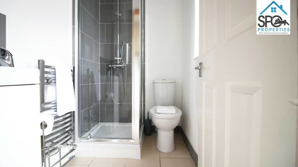 View 4-Bed Contractor Accommodation in Cardiff, South Wales in CF14 1DF, Cardiff, Cardiff, Wales, UK 4-Bed Contractor Accommodation in Cardiff, South Wales in CF14 1DF, Cardiff, Cardiff, Wales, UK - Property image 25 - VivreStays