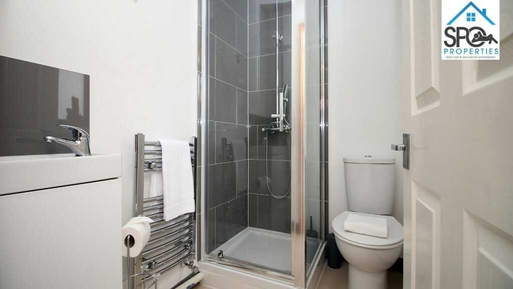 View 4-Bed Contractor Accommodation in Cardiff, South Wales in CF14 1DF, Cardiff, Cardiff, Wales, UK 4-Bed Contractor Accommodation in Cardiff, South Wales in CF14 1DF, Cardiff, Cardiff, Wales, UK - Property image 28 - VivreStays