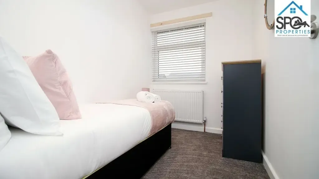 View 3-Bed Contractor Accommodation in Merthyr Tydfil, South Wales in CF48 1PG, Merthyr Tydfil, Merthyr Tydfil, Wales, UK 3-Bed Contractor Accommodation in Merthyr Tydfil, South Wales in CF48 1PG, Merthyr Tydfil, Merthyr Tydfil, Wales, UK - Property image 6 - VivreStays