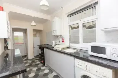 Ilston House serviced apartment - Swansea - VivreStays