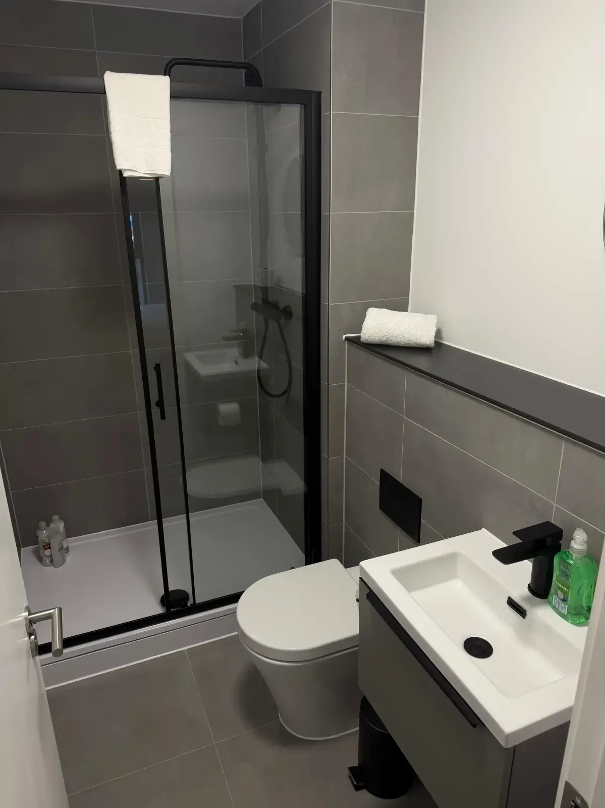 Stunning 3 Bedroom Apartment - Berkeley Square Apartments in 321 Ordsall Lane, M5 3AN - Property image 5 - VivreStays