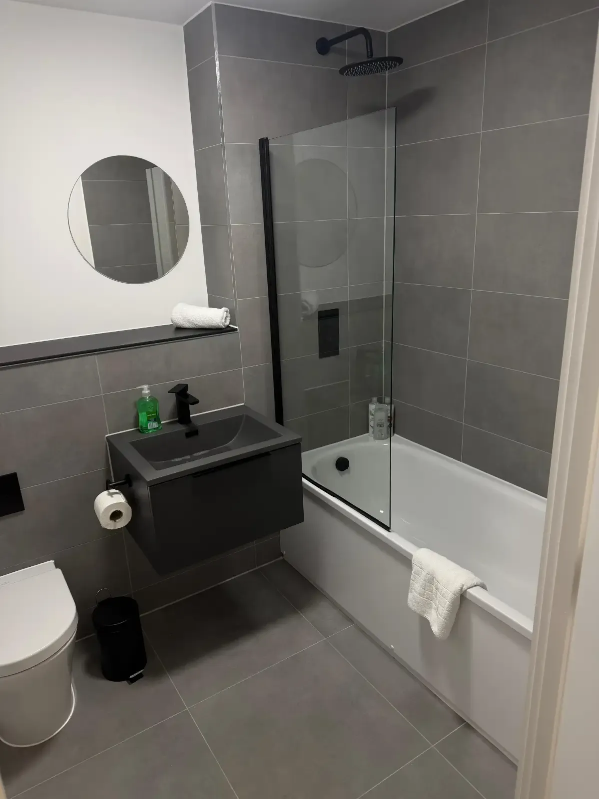 Stunning 3 Bedroom Apartment - Berkeley Square Apartments in 321 Ordsall Lane, M5 3AN - Property image 12 - VivreStays