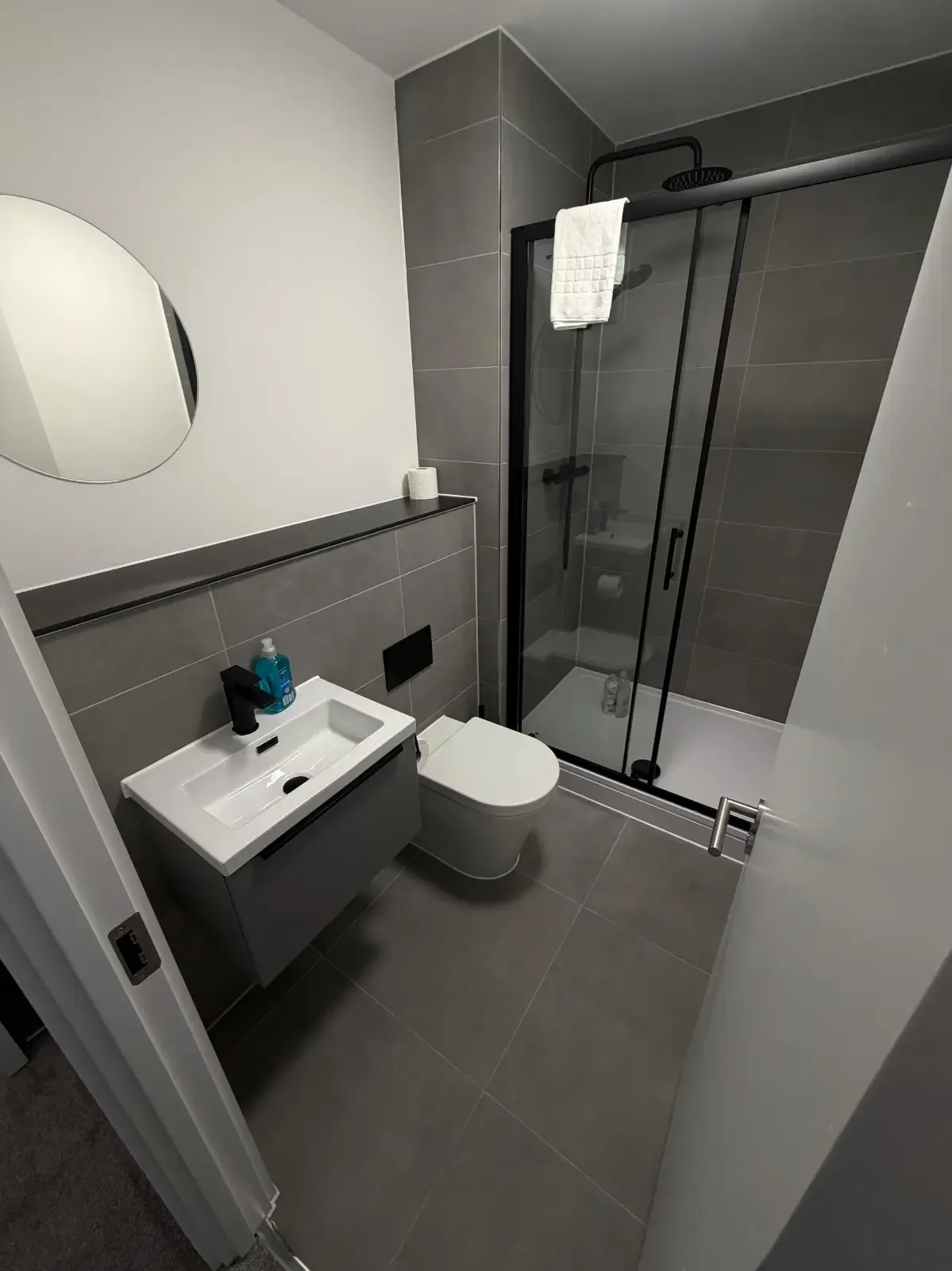 Bright & Spacious 3 Bed Apartment with Balcony at Berkeley Square in 321 Ordsall Lane, Salford, M5 3AN, UK - Property image 3 - VivreStays