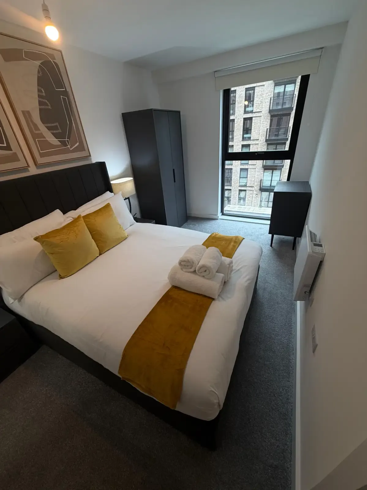 Bright & Spacious 3 Bed Apartment with Balcony at Berkeley Square in 321 Ordsall Lane, Salford, M5 3AN, UK - Property image 6 - VivreStays