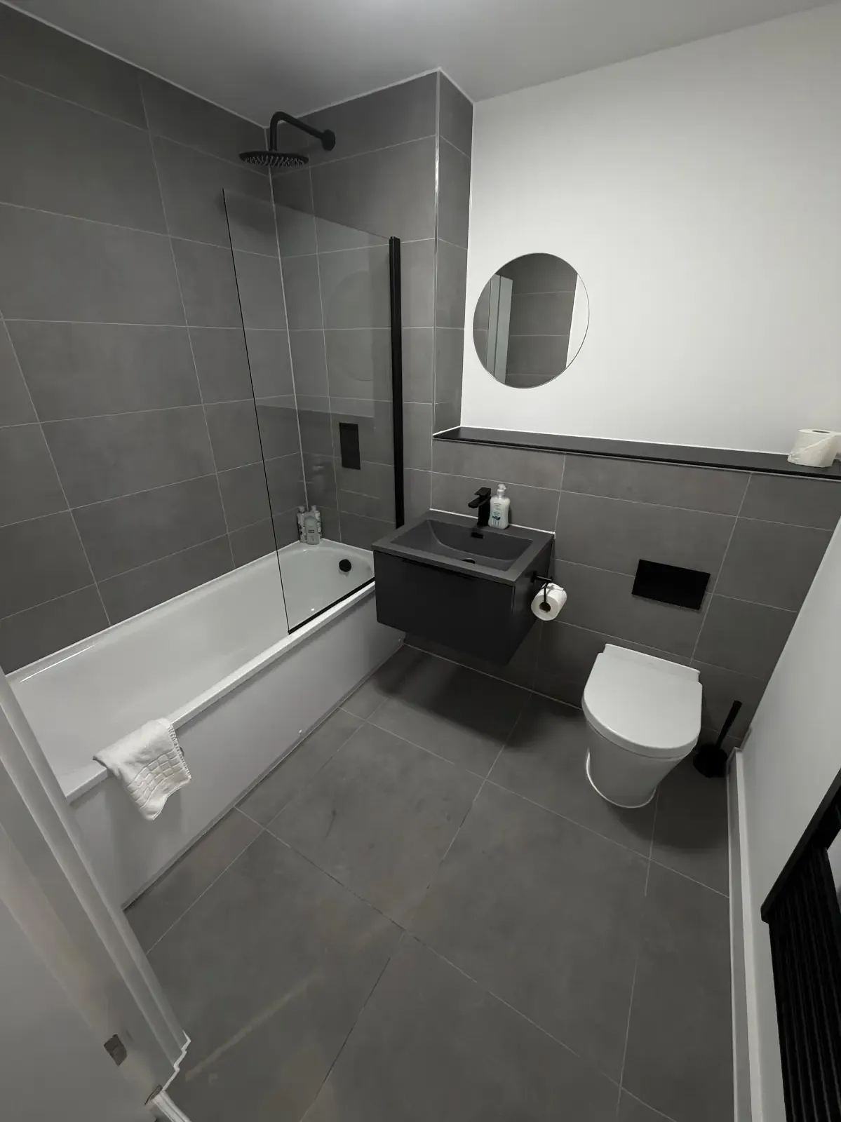 Bright & Spacious 3 Bed Apartment with Balcony at Berkeley Square in 321 Ordsall Lane, Salford, M5 3AN, UK - Property image 11 - VivreStays