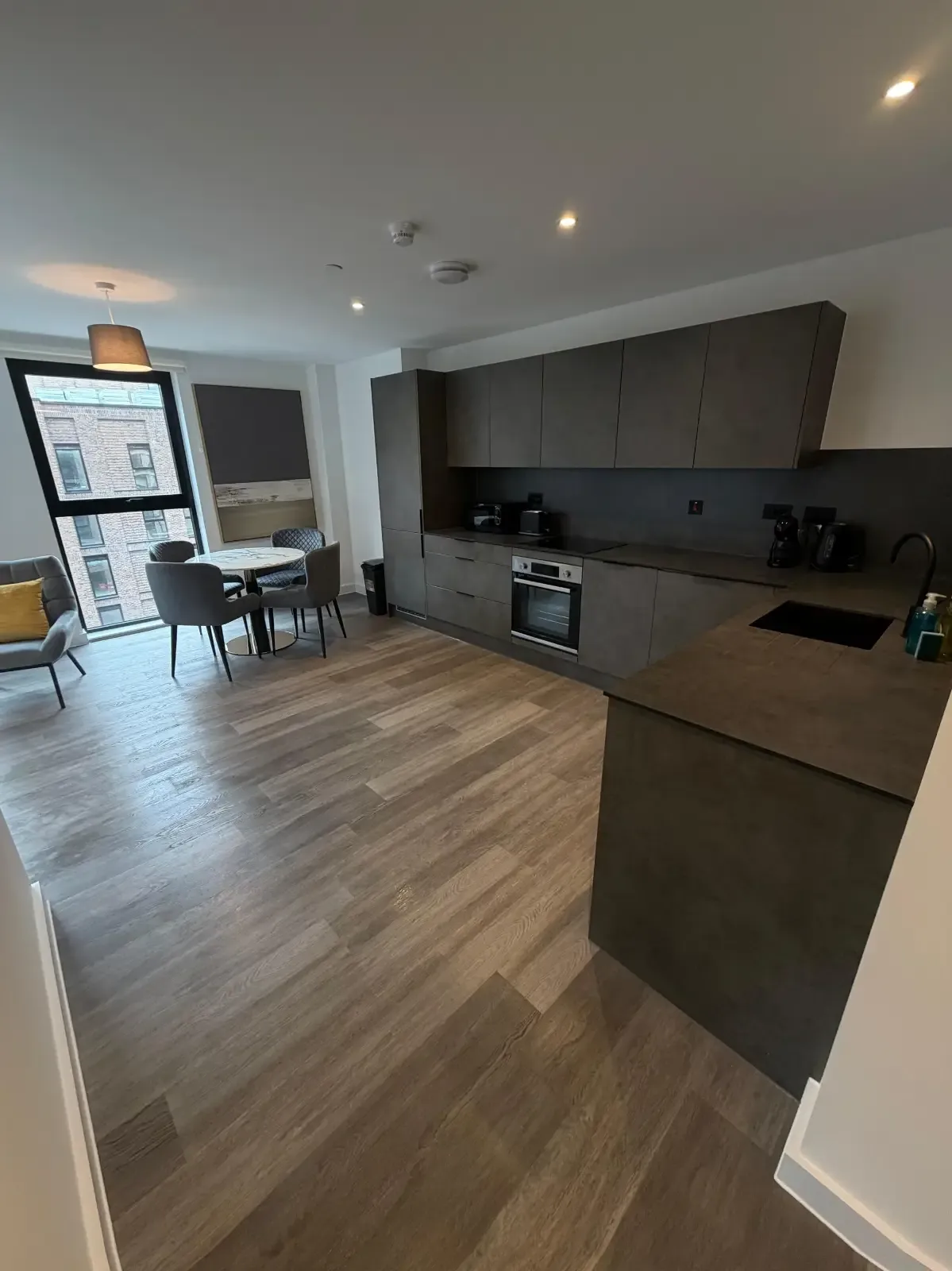 Modern 3 Bed Apartment with Balcony at Berkeley Square serviced apartment - Salford - VivreStays