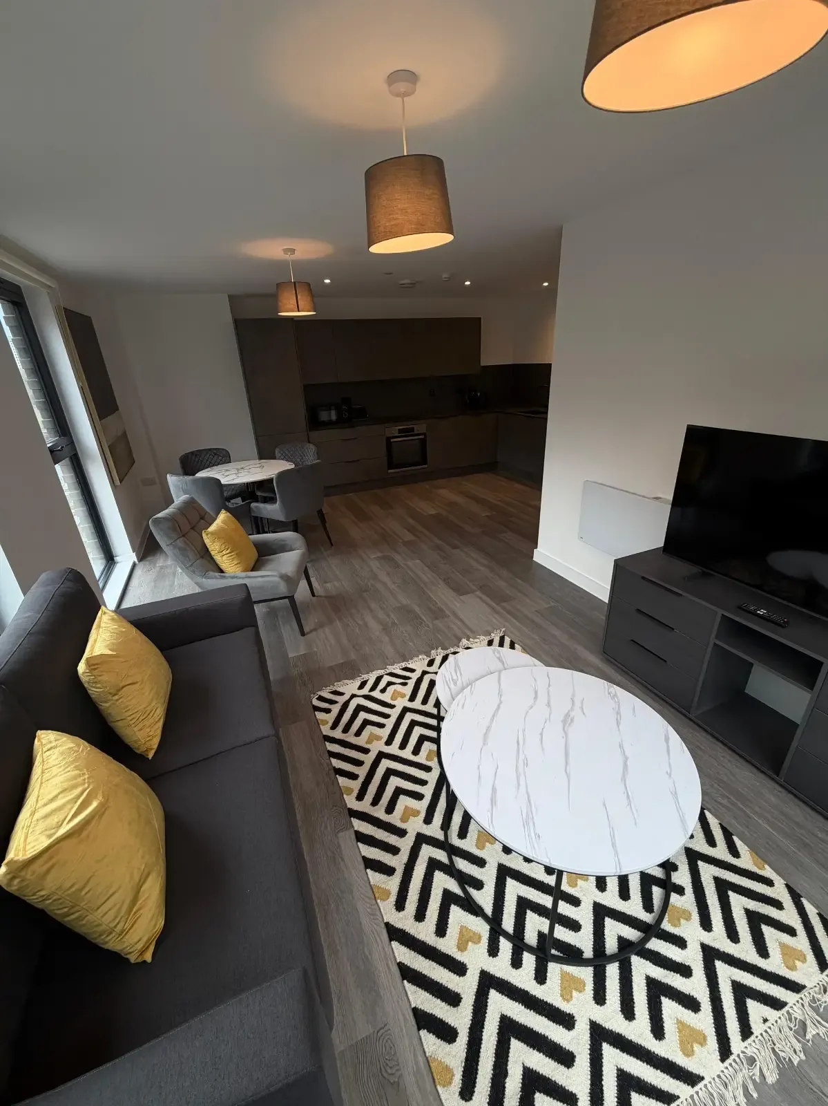 Bright & Spacious 3 Bed Apartment with Balcony at Berkeley Square serviced apartment - Salford - VivreStays