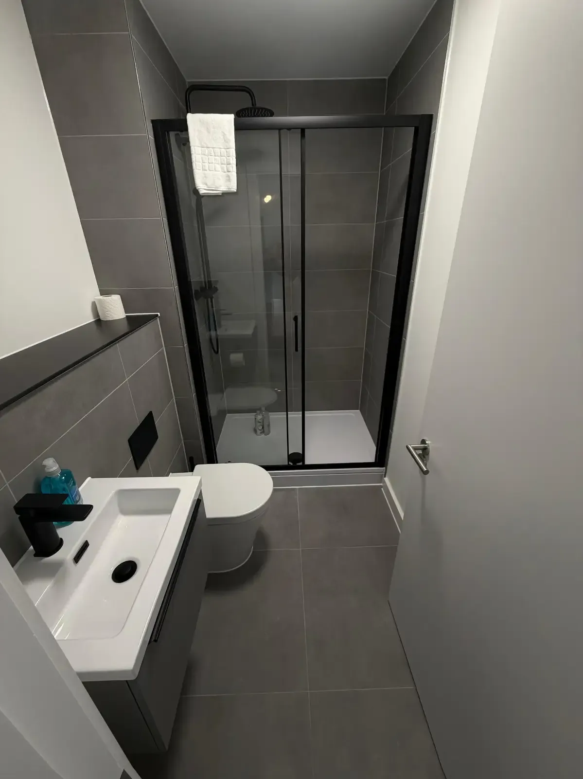 Bright & Spacious 3 Bed Apartment with Balcony at Berkeley Square in 321 Ordsall Lane, Salford, M5 3AN, UK - Property image 16 - VivreStays