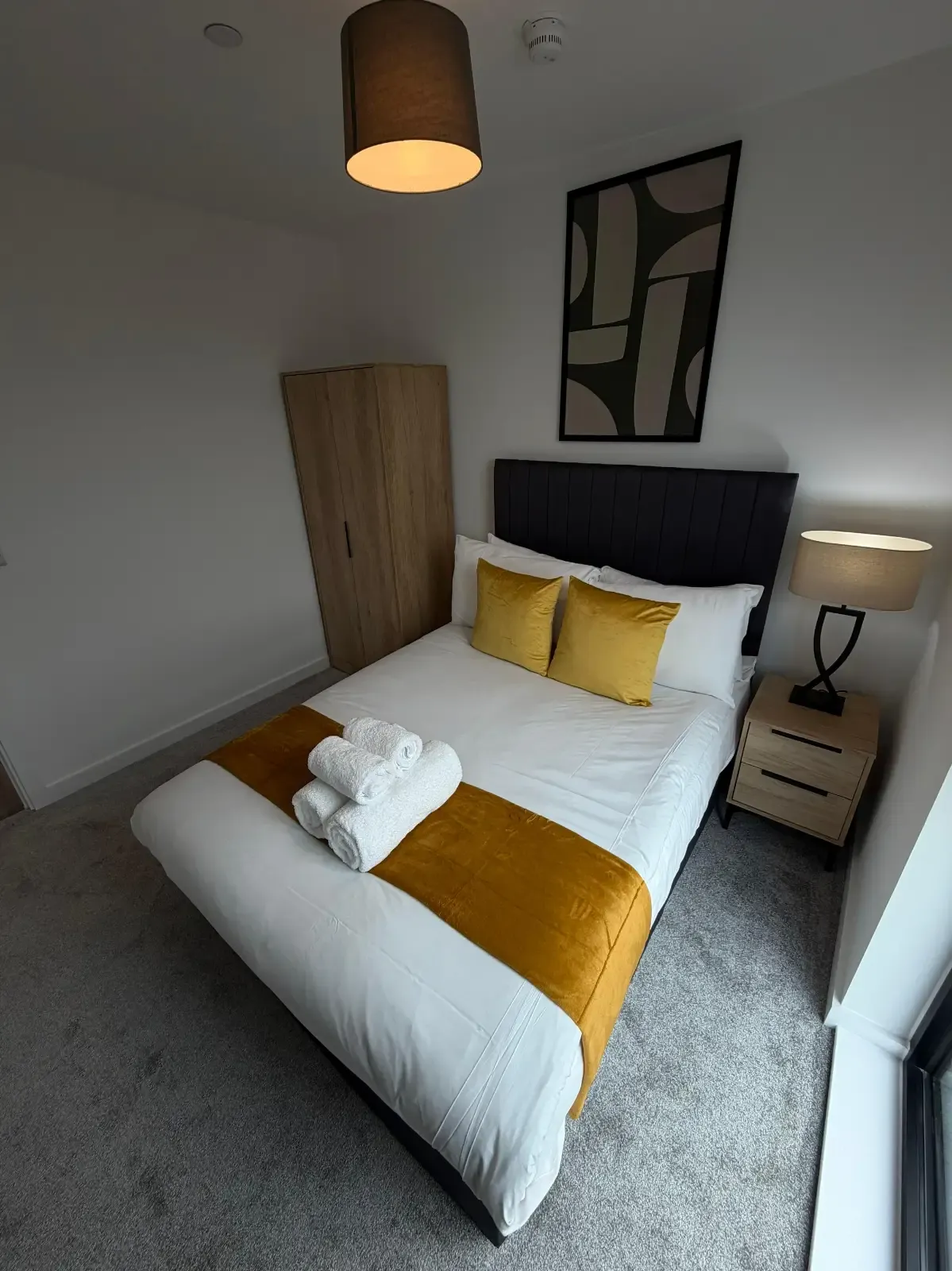 Stunning 2 Bedroom Apartment with Balcony- Berkeley Square Apartments serviced apartment - Salford - VivreStays