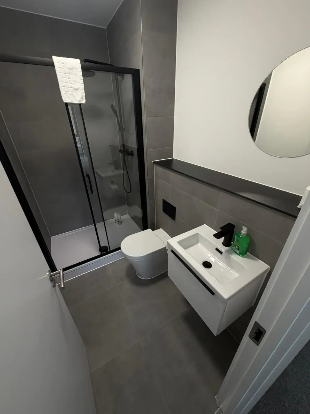 Stunning 2 Bedroom Apartment with Balcony- Berkeley Square Apartments in 321 Ordsall Lane, Salford, M5 3AN, UK - Property image 5 - VivreStays