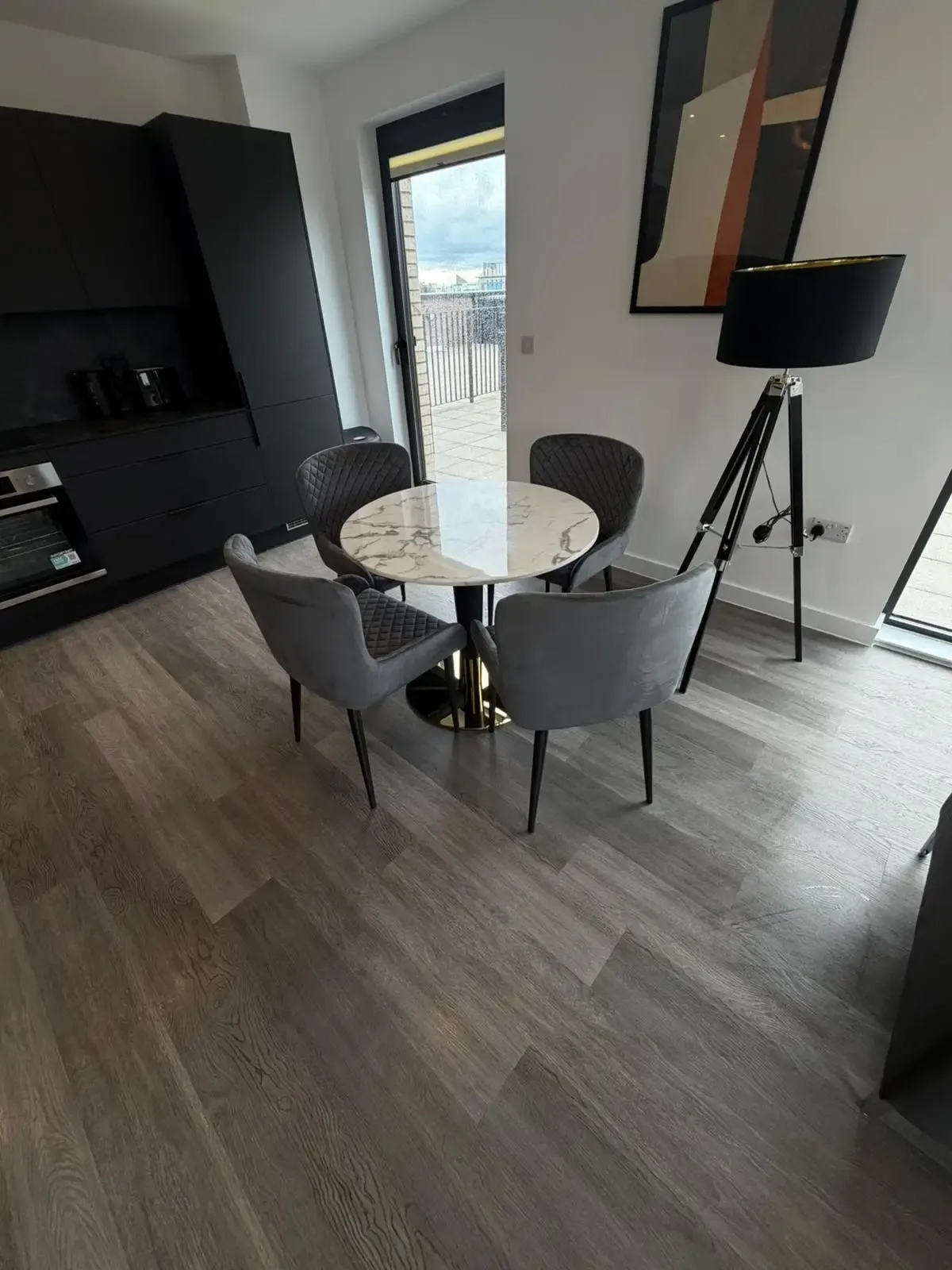 Stunning 2 Bedroom Apartment with Balcony- Berkeley Square Apartments in 321 Ordsall Lane, Salford, M5 3AN, UK - Property image 6 - VivreStays