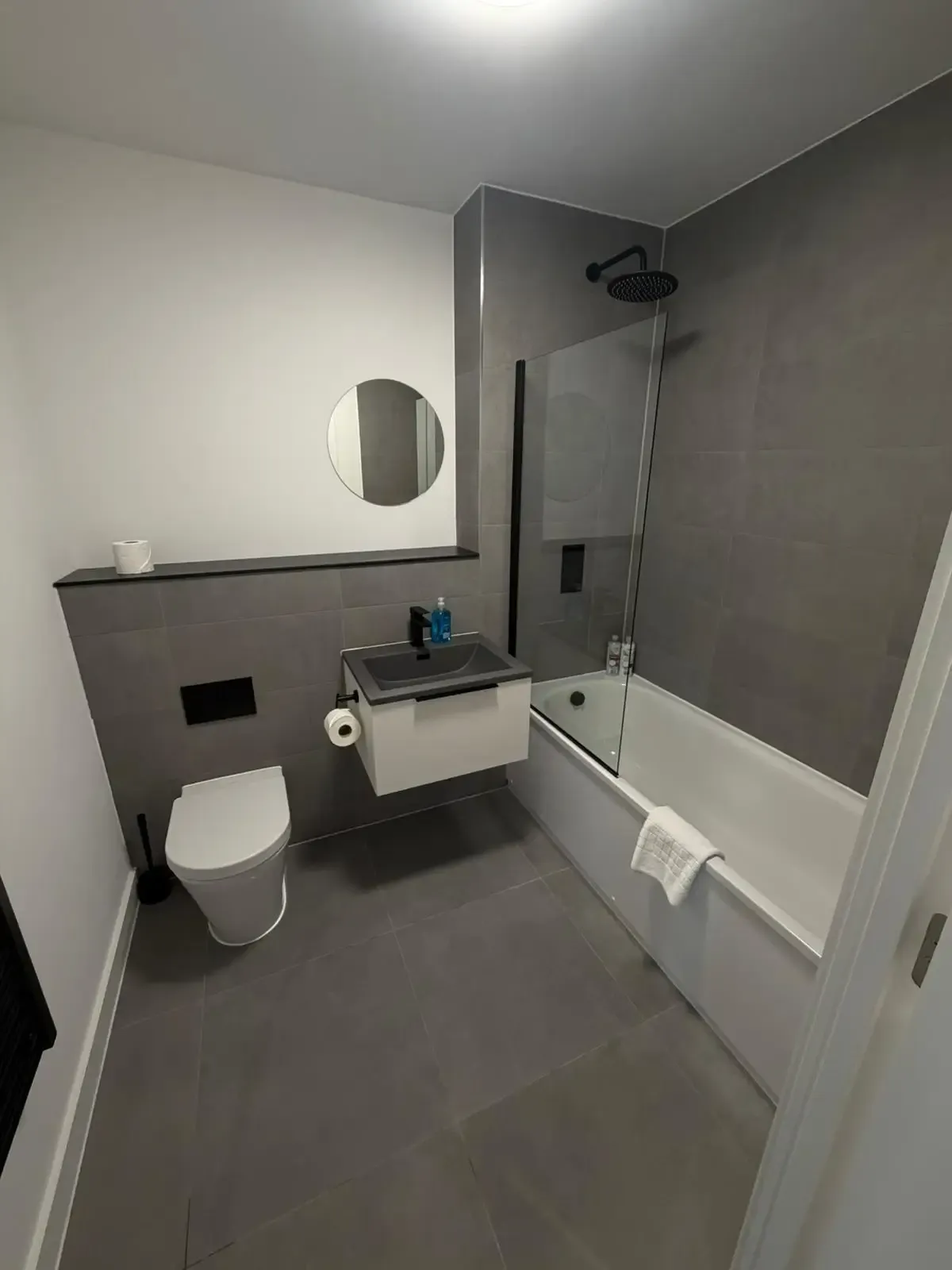 Stunning 2 Bedroom Apartment with Balcony- Berkeley Square Apartments in 321 Ordsall Lane, Salford, M5 3AN, UK - Property image 11 - VivreStays
