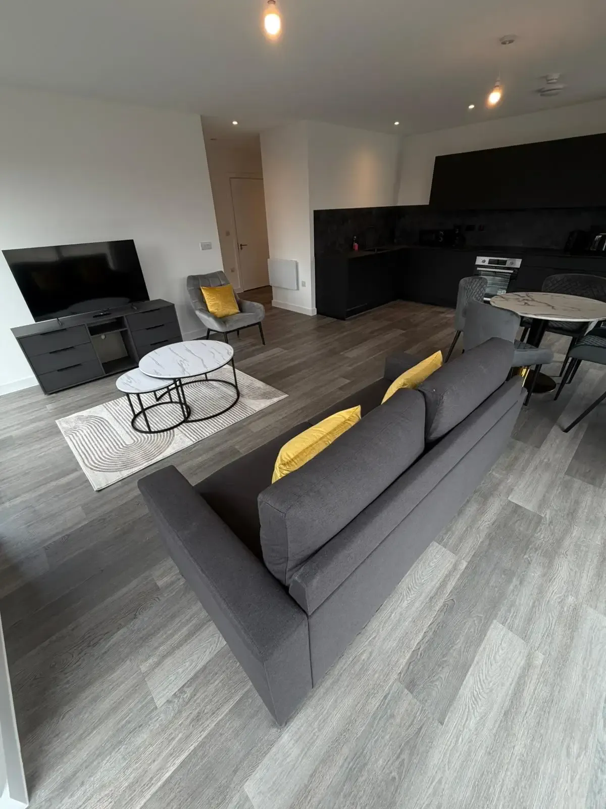 Luxury 2 Bed Apartment Near Manchester City Centre with Balcony serviced apartment - Salford - VivreStays