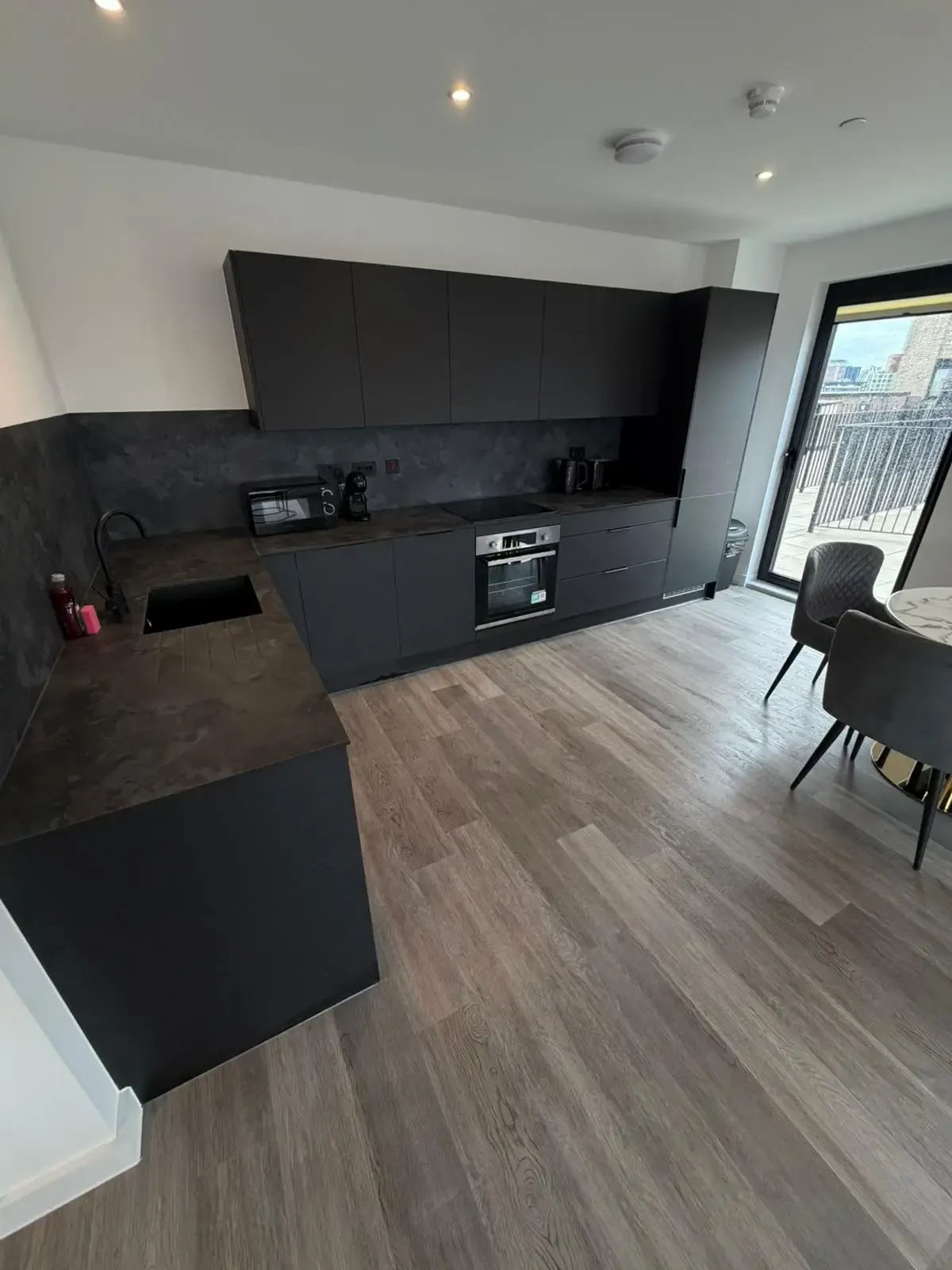 Stunning 2 Bedroom Apartment with Balcony- Berkeley Square Apartments in 321 Ordsall Lane, Salford, M5 3AN, UK - Property image 22 - VivreStays
