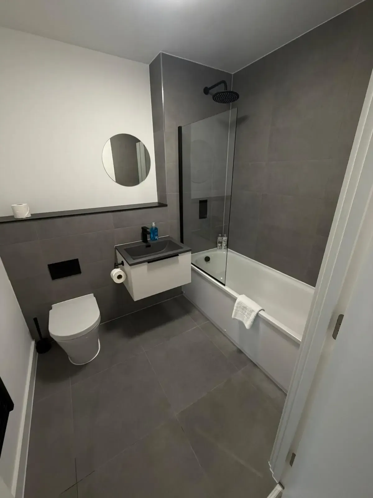 Stunning 2 Bedroom Apartment with Balcony- Berkeley Square Apartments in 321 Ordsall Lane, Salford, M5 3AN, UK - Property image 24 - VivreStays