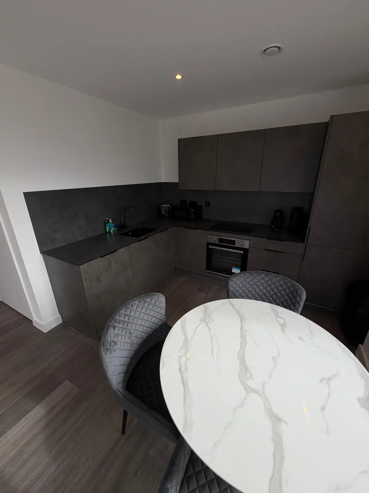 Elegant 2 Bed Apartment with Balcony at Berkeley Square Manchester serviced apartment - Salford - VivreStays