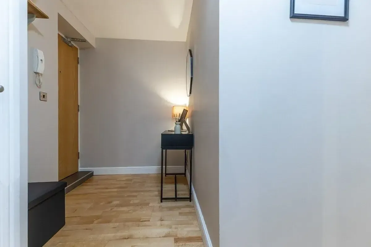 2 bed, 1 bath | FREE on-site Parking | Emscote Road in CV34 5QJ - Property image 3 - VivreStays