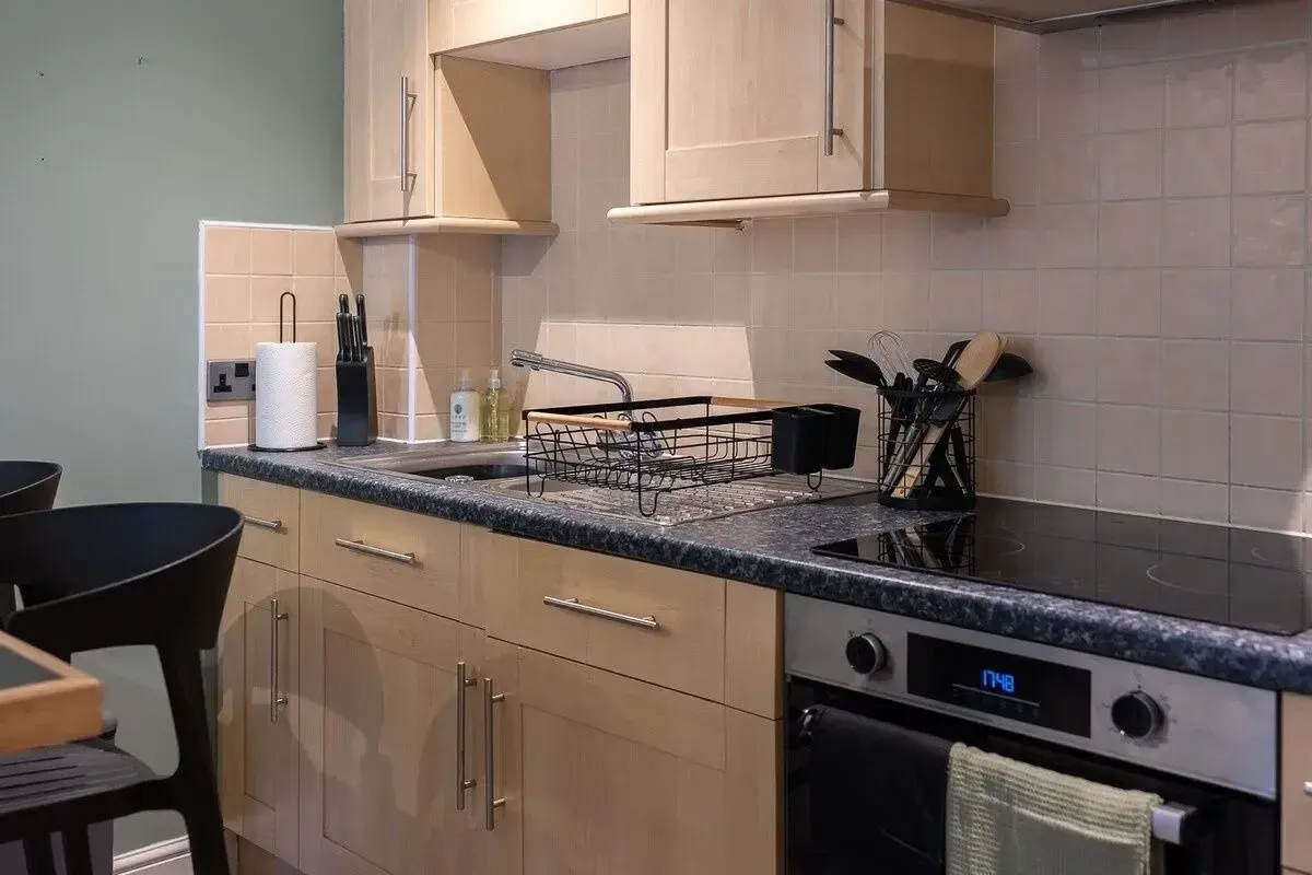 2 bed, 1 bath | FREE on-site Parking | Emscote Road in CV34 5QJ - Property image 5 - VivreStays
